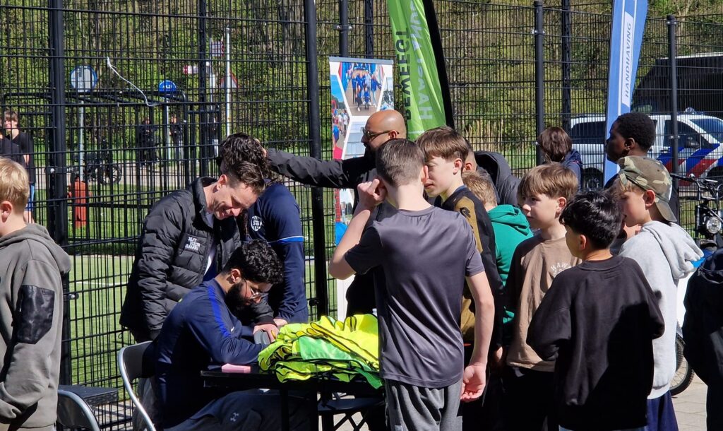 Buurtsportcoaches Delft in actie in de wijk tanthof tijdens the hunt