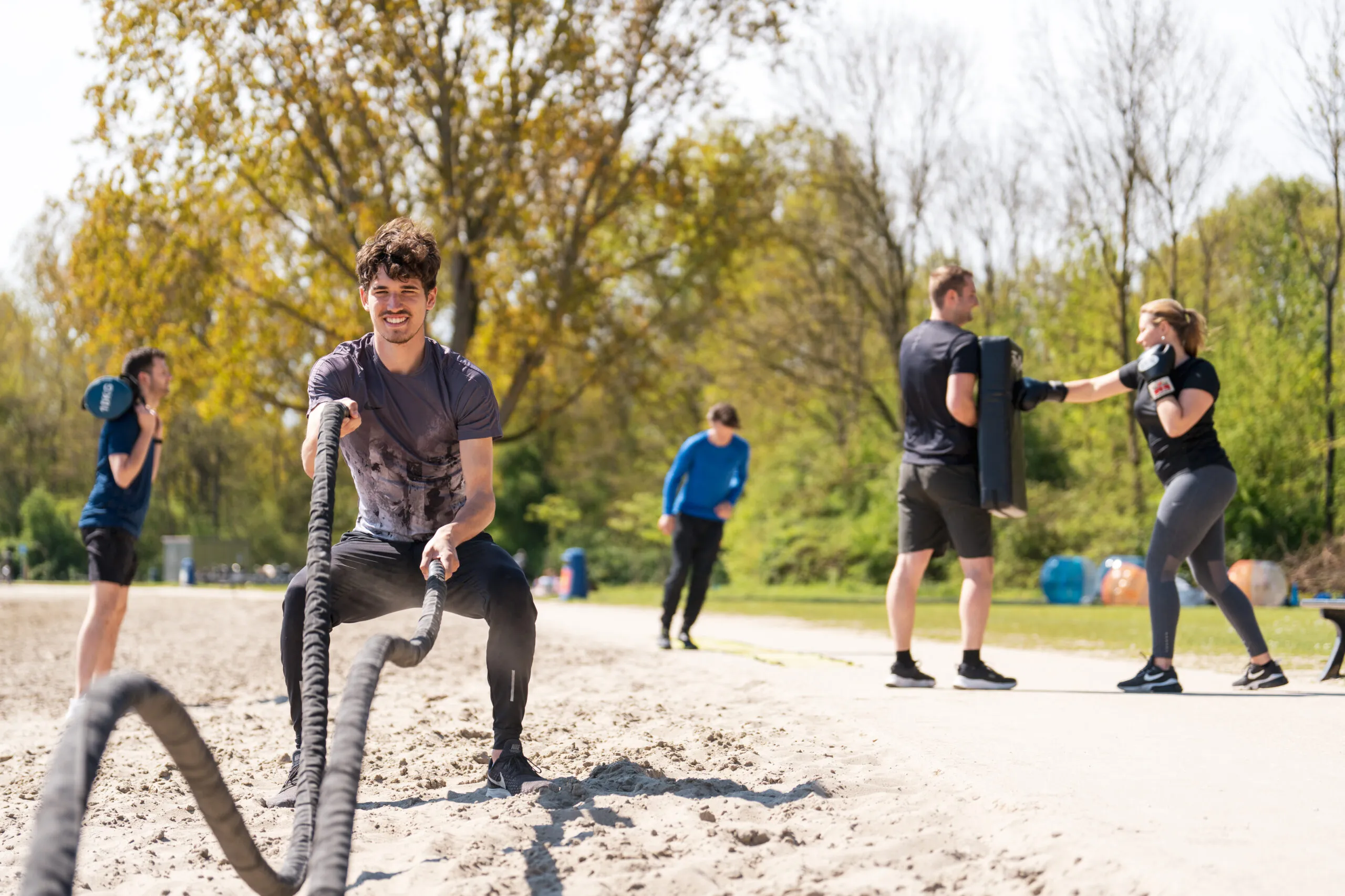 Mensen die een bootcamp doen in de Delftse Hout
