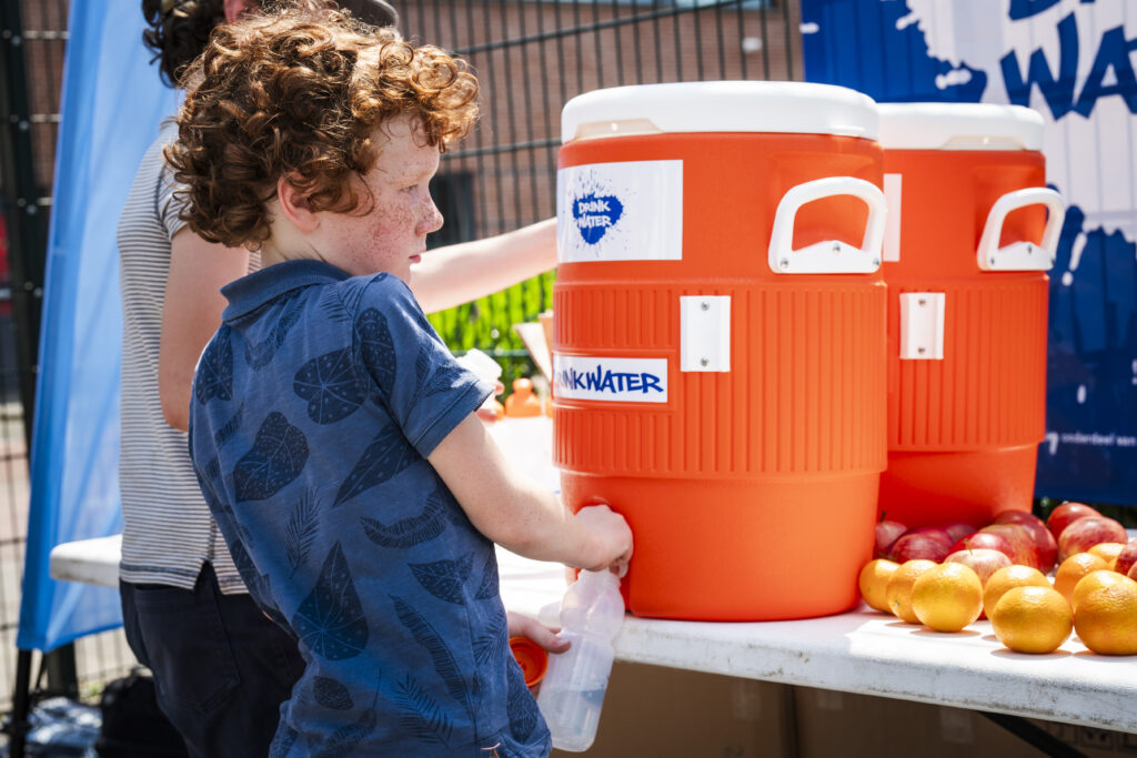 Kindje die water drinkt