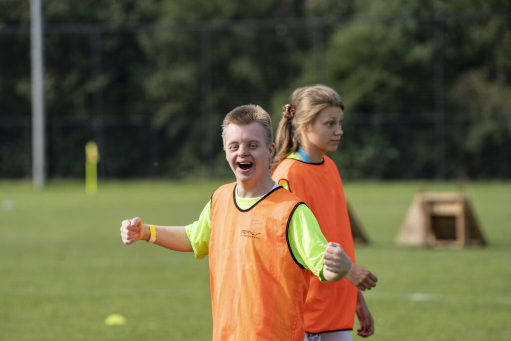 Mensen met een beperking die meedoen met een aangepaste sportdag