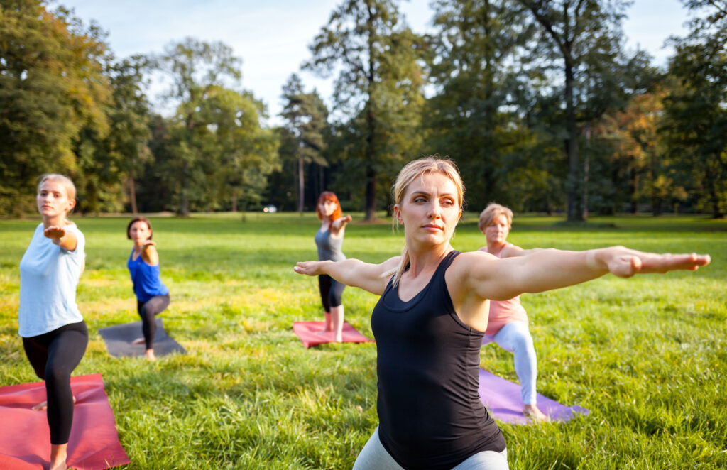 Dames die yoga doen in de Delftse Hout