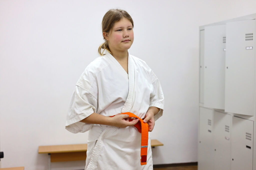 Meisje dat meedoet met een judoles