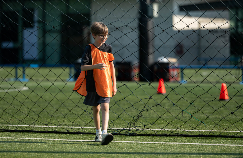 Jongen die kan voetballen dankzij Jeugdfonds