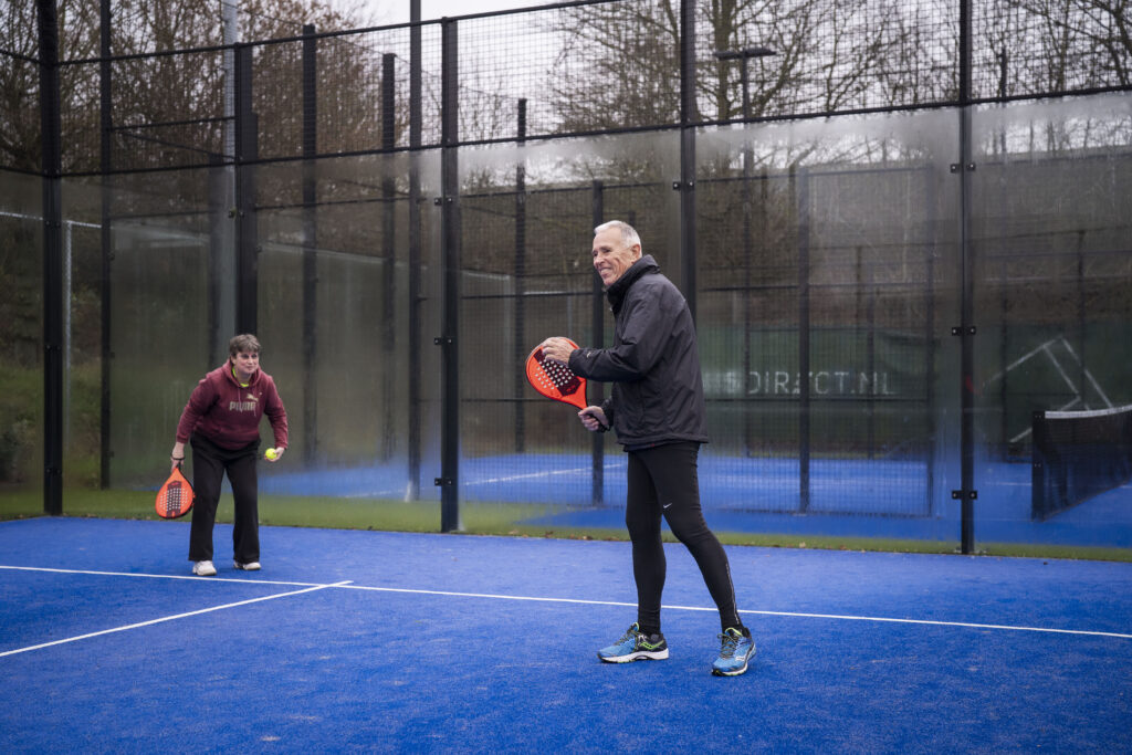 Mensen die padel spelen