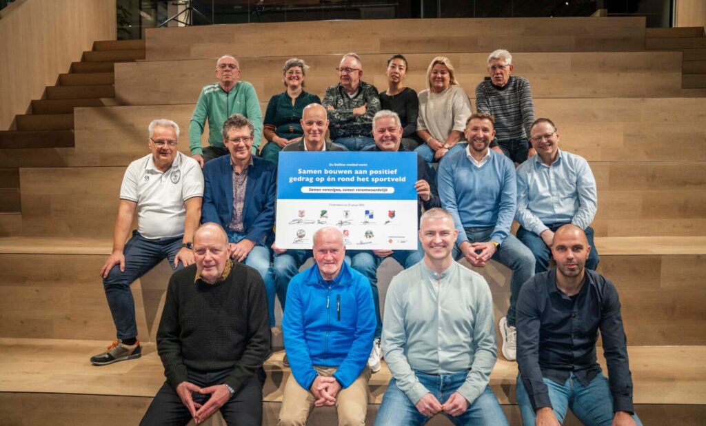 Foto van alle mensen die namens de voetbalclubs hebben ondertekend