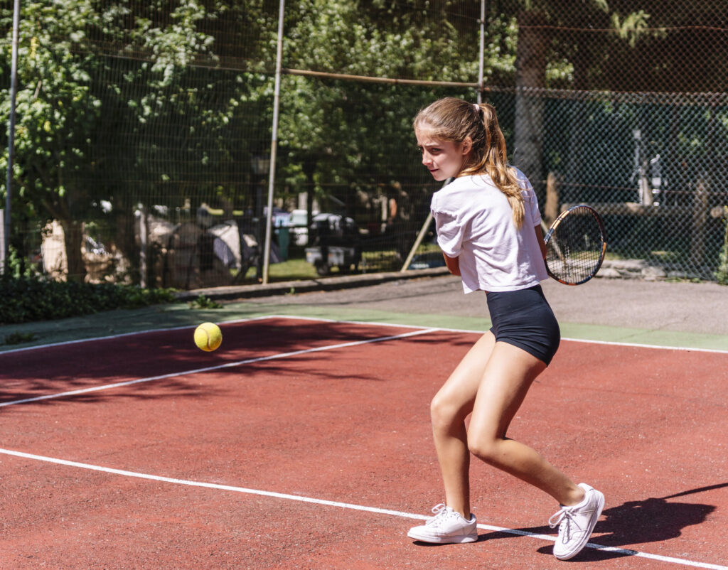 Meisje dat tennis speelt